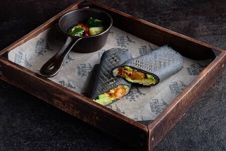 Азиатская шаурма в тортилье