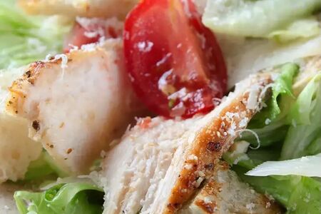 Салат Цезарь с курицей