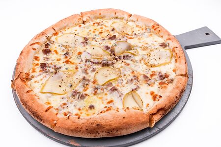 Пицца с уткой, дорблю, фундуком грушей и медом