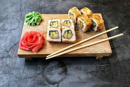 Спайси-ролл в стружке тунца угорь