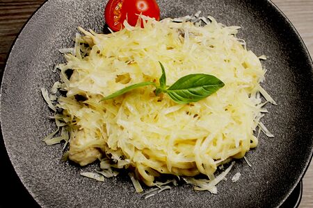 Спагетти с курицей и грибами