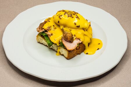 Бенедикт с гуакамоле и индейкой