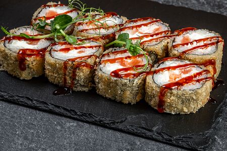 Тёплый ролл с лососем и снежным крабом