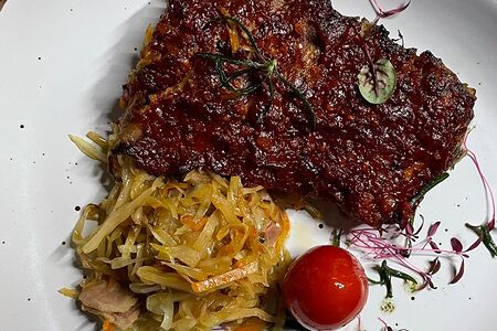 Рёбра BBQ с обжаренной капустой