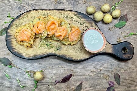 Драники с лососем слабой соли и сметаной