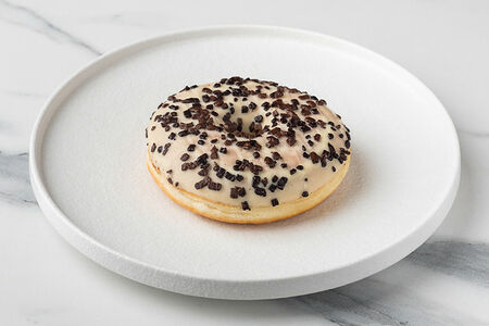 Донат с ванильным кремом и шоколадом