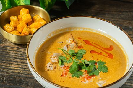 Креветочный биск с крабом и тигровыми креветками