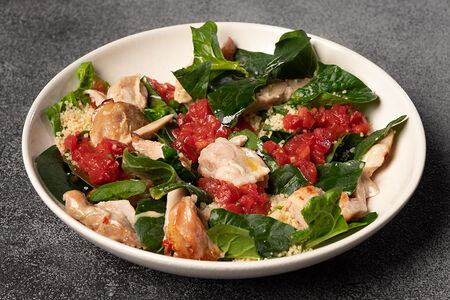 Цыплёнок гриль с кускусом, томатами и шпинатом