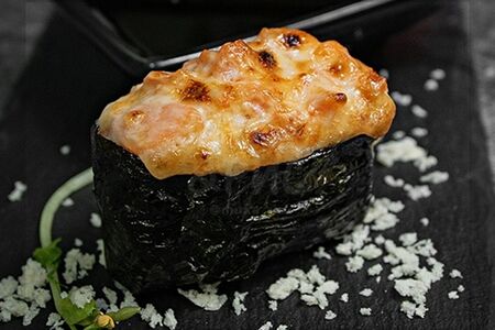 Запеченный гункан с лососем