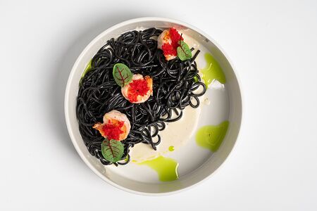 Паста с чернилами каракатицы и креветками