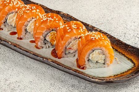 Ролл с трюфельным крабом и лососем