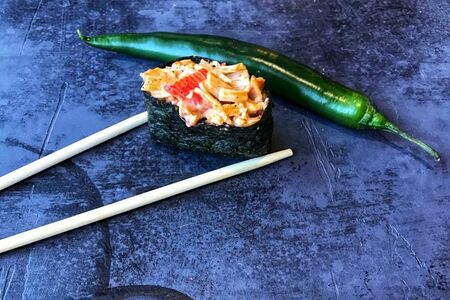 Гункан острый с снежным крабом