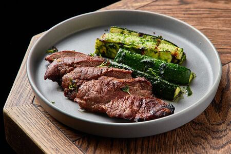 Стейк Фланк сухого вызревания в сливочном масле с розмарином