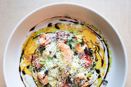 Лангустин и креветки с авокадо, томатами и пармезаном