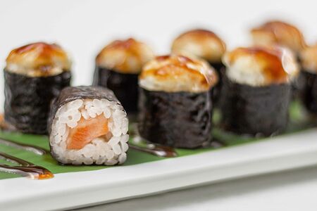 Запеченный маки с лососем 8 шт