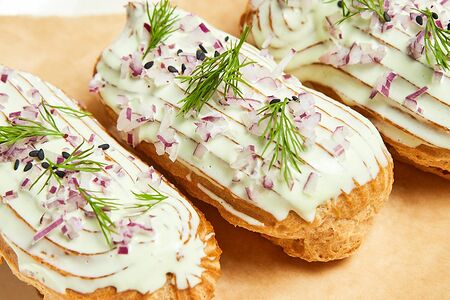 Эклер с грибным паштетом и ароматным луком