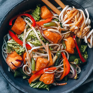 Вок №10 Удон с лососем