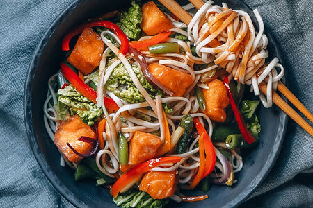 Вок с удоном и лососем