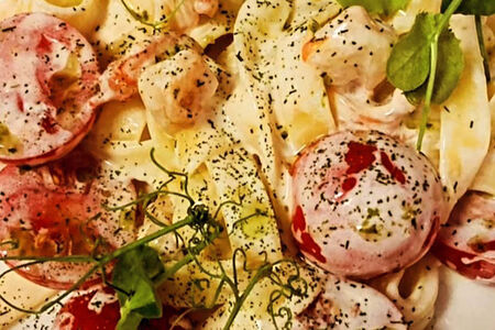 Фетучини с креветками и черри