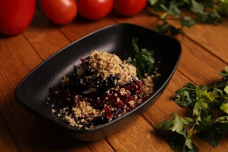 Салат из свёклы с черносливом и орехами