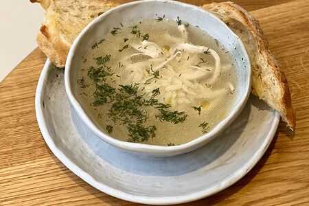 Куриный бульон с орзо и яйцом