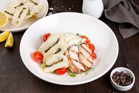 Цезарь с цыпленком гриль