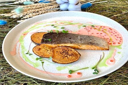 Филе лосося собственного копчения с икорным соусом