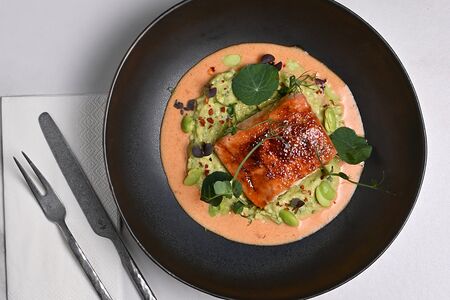 Лосось Том Ям на подушке из гуакамоле