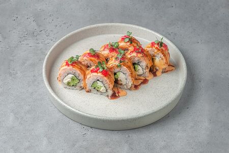 Опаленный ролл с лососем