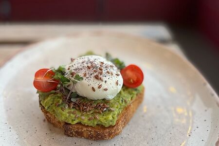 Авокадо тост с яйцом бенедикт