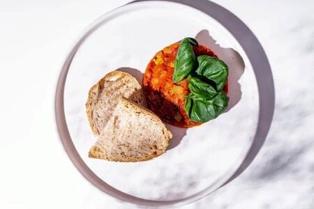 Капоната из печеных овощей с тостами