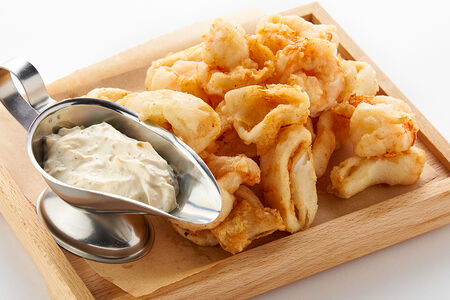 Фрито мисто из креветок и кальмаров с соусом айоли