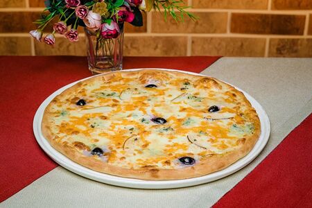 Пицца Четыре сыра с фруктами