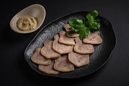 Отварной говяжий язык с хреном