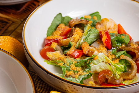 Салат теплый с морепродуктами