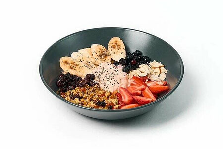 Гранола с йогуртом и фруктами