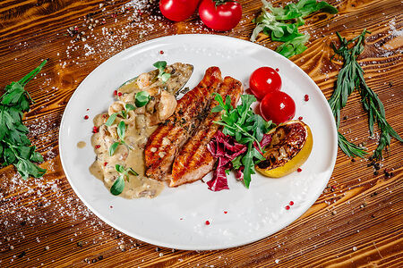 Стейк из семги с морепродуктами