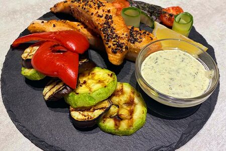 Лосось от Шефа с соусом тартар