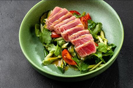 Салат из двух видов огурцов с тунцом