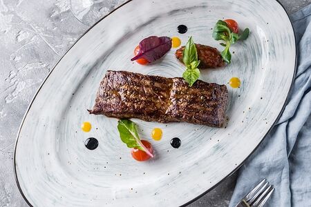 Стейк из говядины с сальсой из томатов