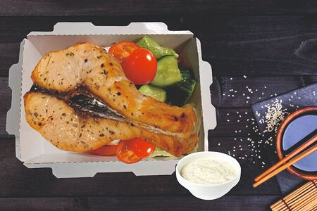 Стейк из лосося под соусом тартар