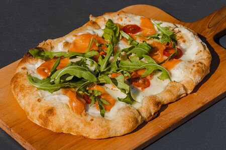 Пицца Лосось и соус бешамель