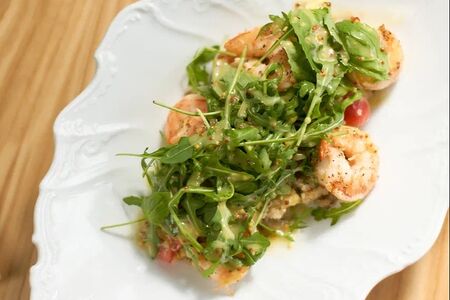 Салат из томатов и киноа с креветками