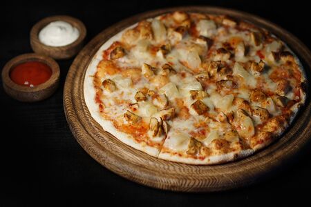 Пицца с курицей и ананасами