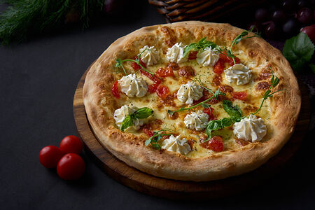 Пицца с сыром и томатами