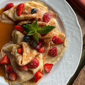 Блины со свежими ягодами и карамельным соусом