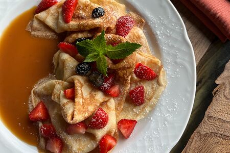 Блины со свежими ягодами и карамельным соусом