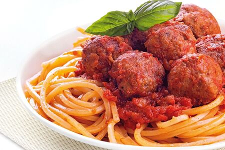 Фрикадельки со спагетти под томатным соусом