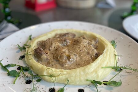 Куриная печень тушеная в сливках с картофельным пюре