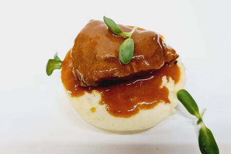 Говядина тушеная с соусом и картофельным пюре
